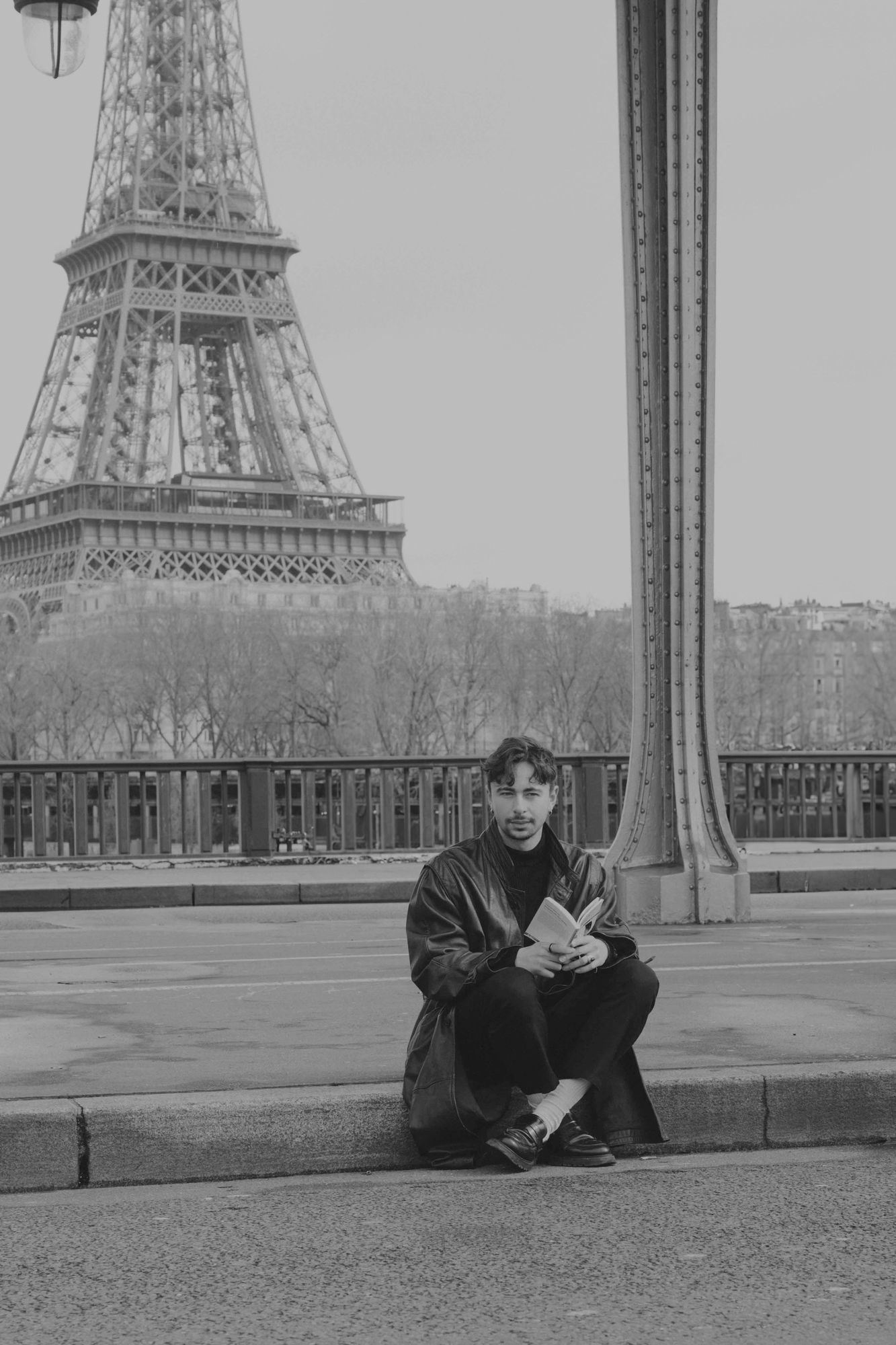 Black-and-white portrait of a reader near the Eiffel Tower