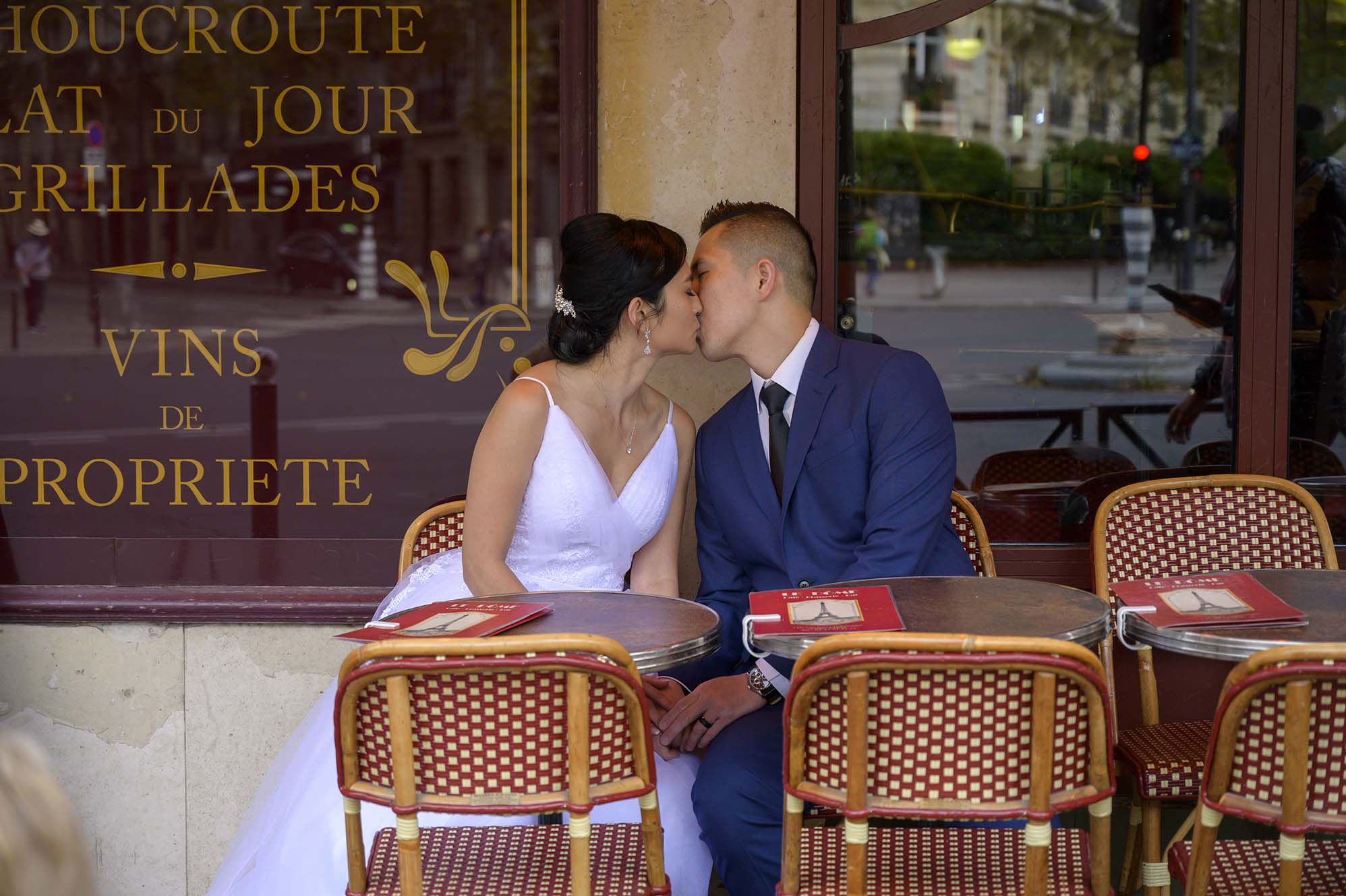 Newlyweds photographed at a Paris café