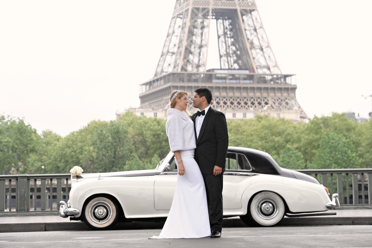 Paris wedding portrait with a vintage car near the Eiffel Tower