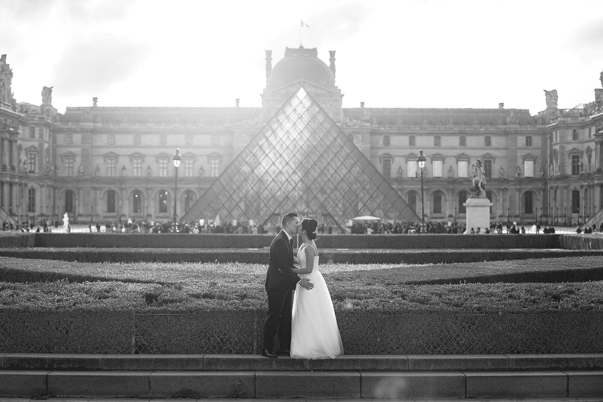 Wedding portrait in front of the Louvre in Paris