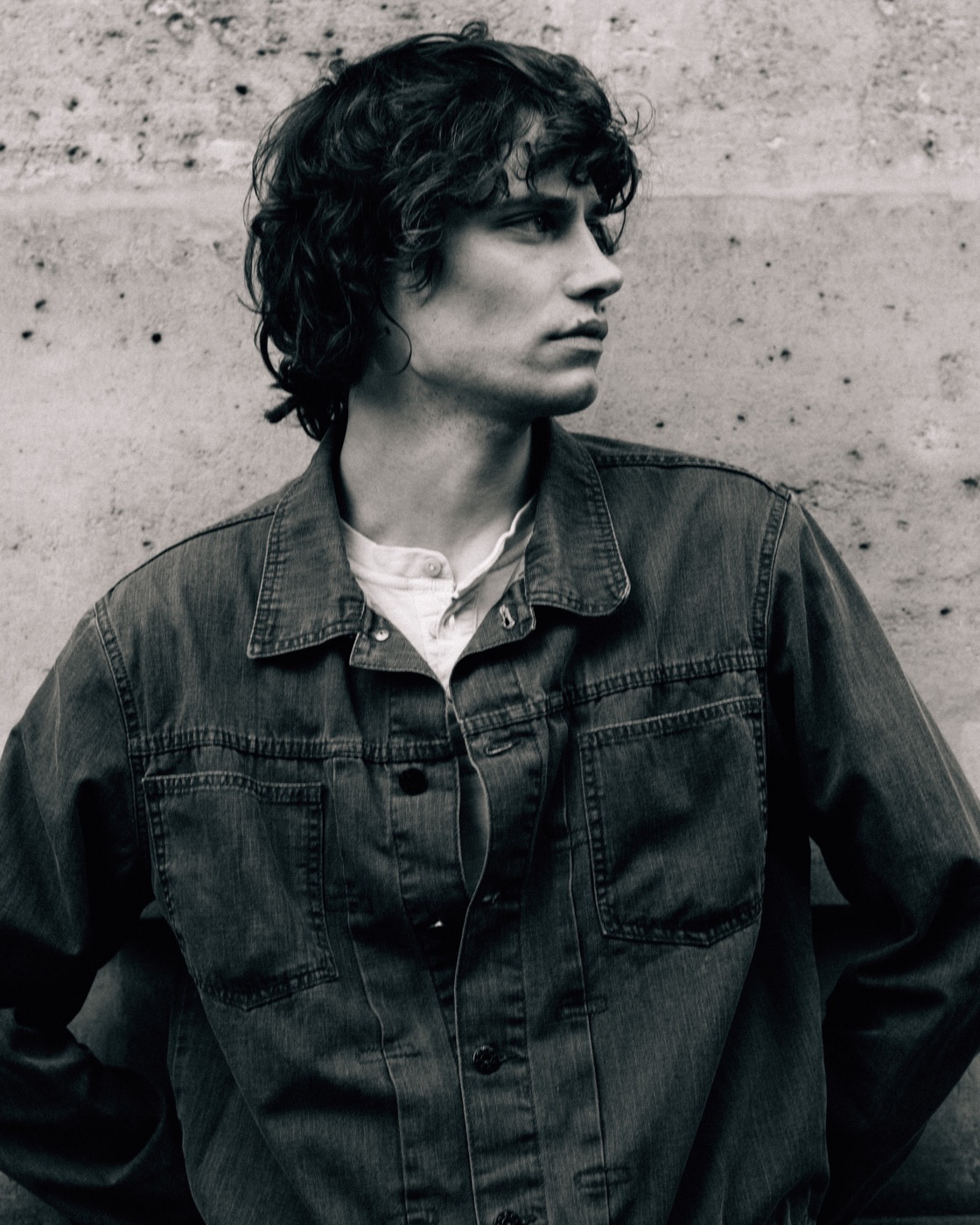 Black-and-white close portrait in Paris