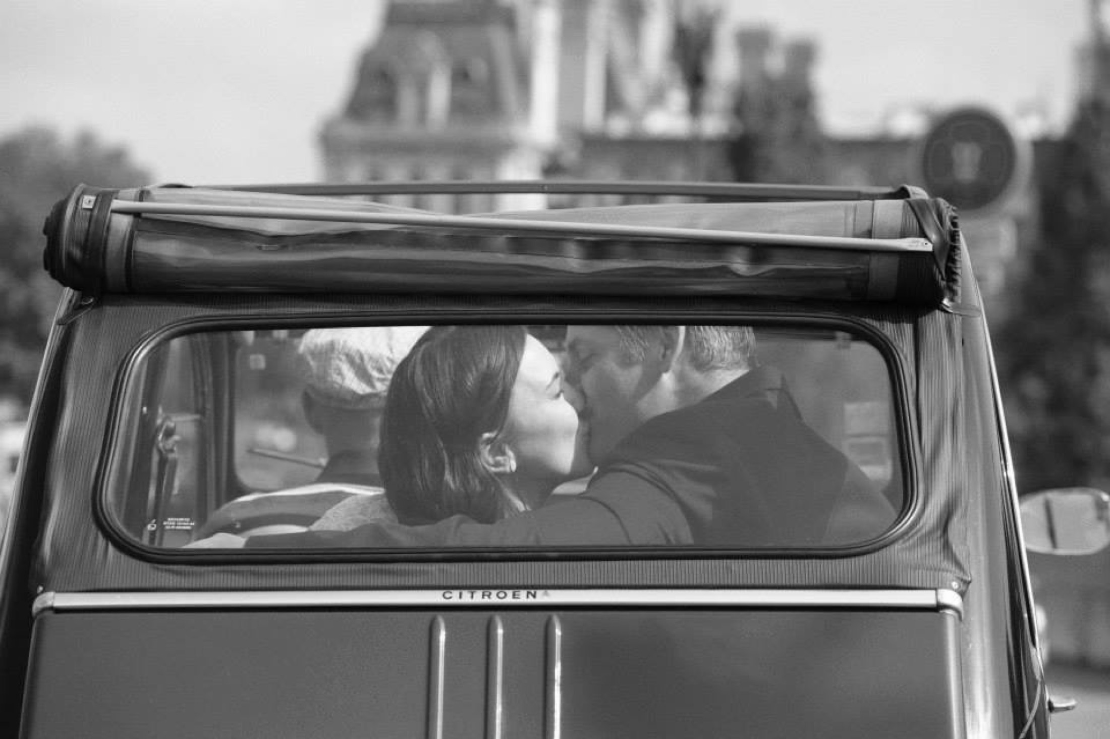 Newlyweds photographed in Paris